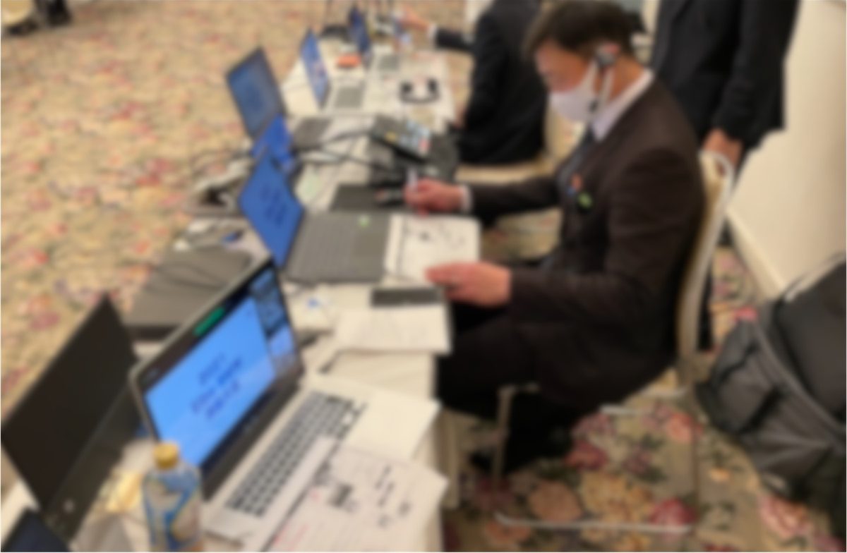 ノートPCで各拠点との接続を確認する様子