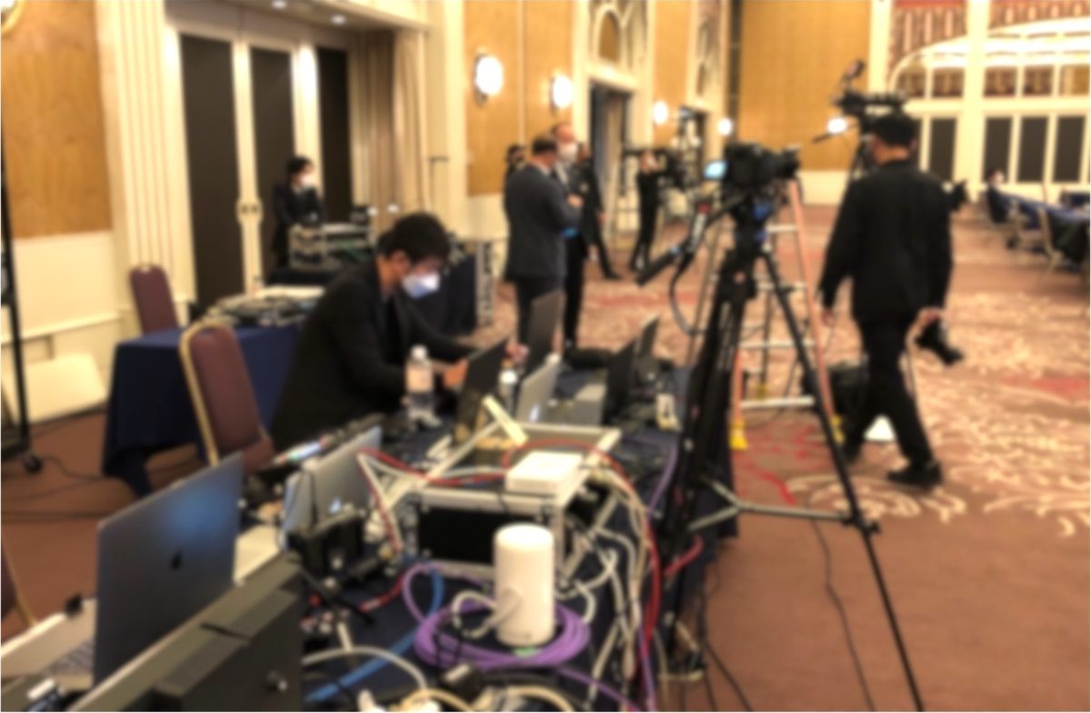 宴会場に設営されたカメラと配信機材