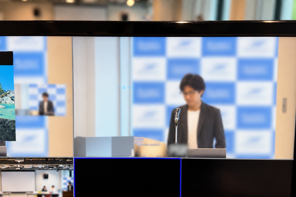 配信卓のモニターに映る登壇者と資料画面